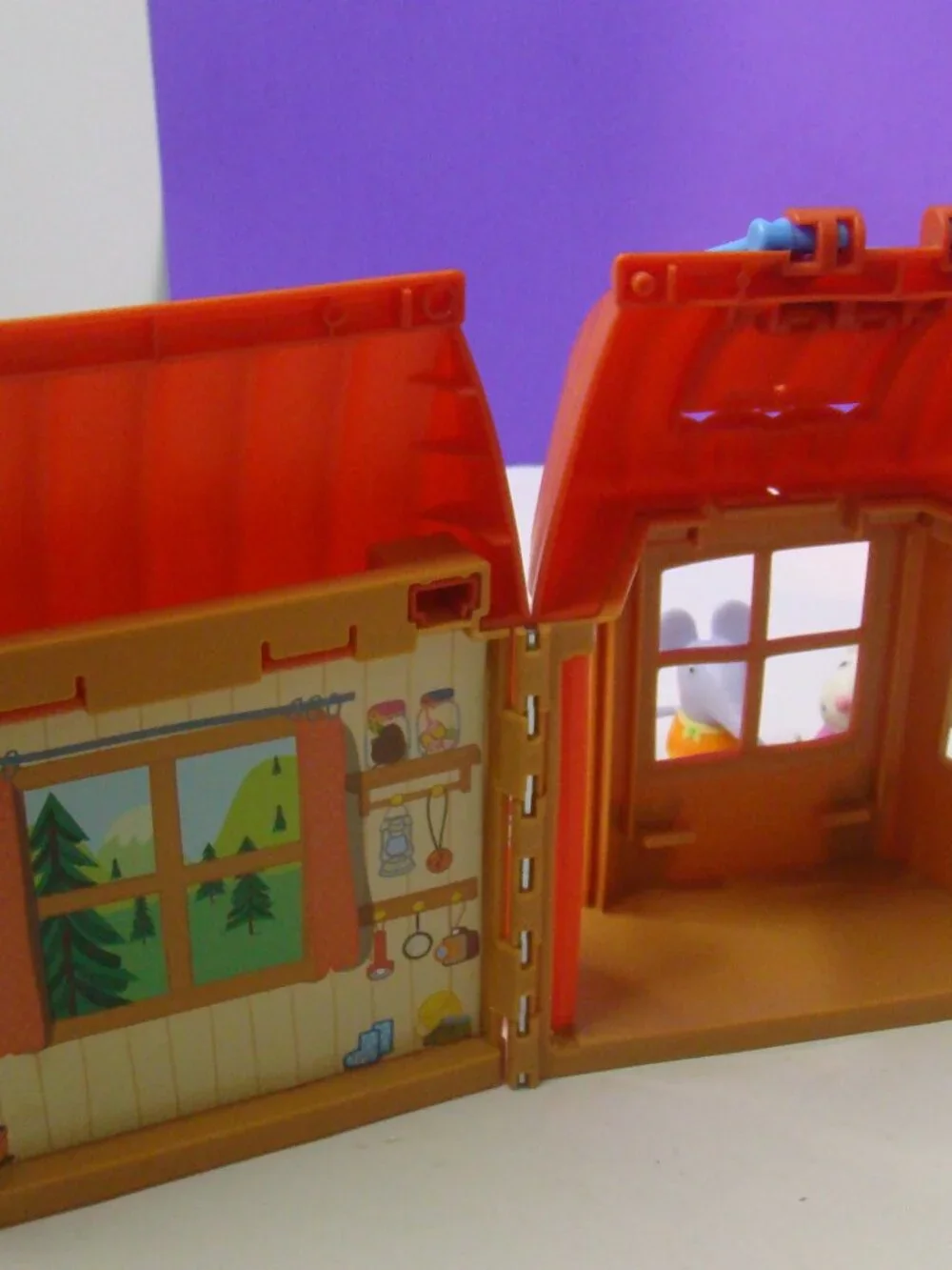 Peppa Pig Cozy Campsite Cabin W/5 Figures Peppa